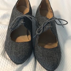 Gray flannel block heels with bow ties